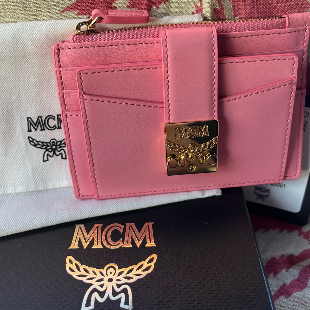 MCM 🎀 Pink NWT “Patricia” Zip Card Case/Wallet with Gold tone hardware 🎀
